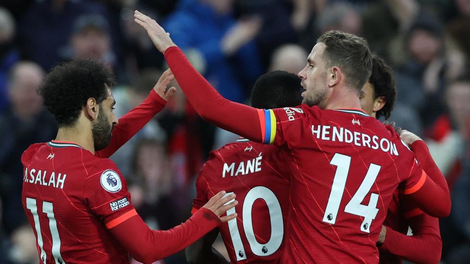 Premier Leagues anførere optrådte i den forgangne weekend med armbind i de ukrainske farver, blå og gul. Her er det Liverpools Jordan Henderson. <i>Phil Noble/Reuters</i>