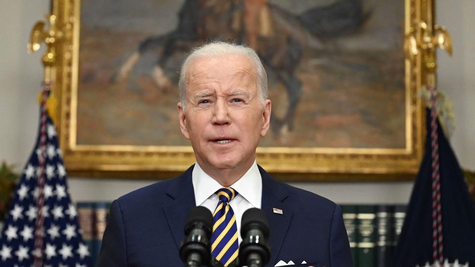 Joe Biden siger, at både demokrater og republikanere er enige om, at det er et nødvendigt skridt at forbyde import af olie og gas fra Rusland. Men det vil gøre det dyrere for amerikanerne, når de skal fylde benzin på bilen, advarer han. <i>Jim Watson/Ritzau Scanpix</i>