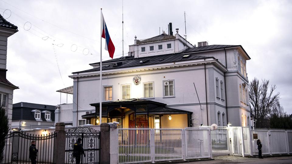 I Danmark har Venstres formand, Jakob Ellemann-Jensen, foreslået at navngive gaden, som den russiske ambassade ligger på i København, "Ukrainegade". (Arkivfoto). <i>Nils Meilvang/Ritzau Scanpix</i>