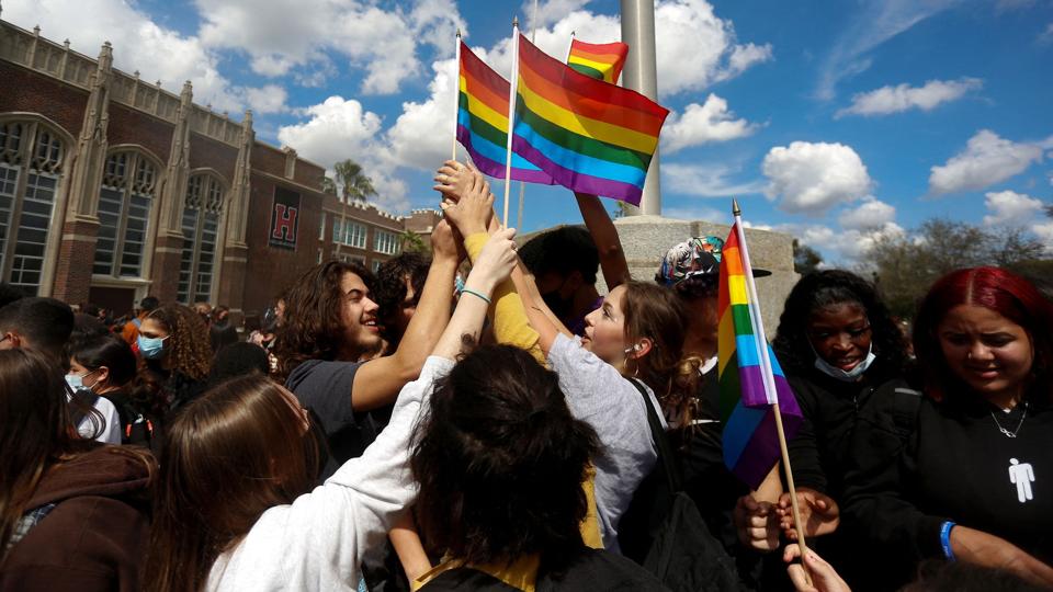 På skoler i Florida har elever i de ældre klasser protesteret mod loven ved at gå fra undervisningen. I stedet har de været til stede ved Floridas kongres, hvor de har båret skilte med støtte til LGBTQ+-samfundet. (Arkivfoto). <i>Octavio Jones/Reuters</i>