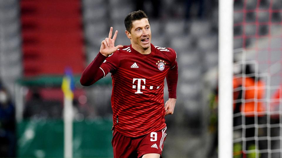 Robert Lewandowski markerer sit hattrick med håndtegn. <i>Andreas Gebert/Reuters</i>