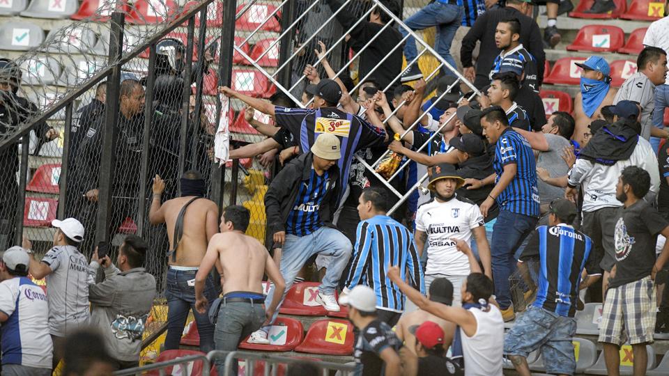 26 personer blev såret, da der opstod tumult i kampen mellem fans af Querétaro og Atlas i Mexico. <i>Sergio Gonzalez/Ritzau Scanpix</i>