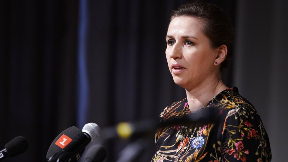 Ved et arrangement onsdag har statsminister Mette Frederiksen (S) ansigt til ansigt givet den undskyldning, som hun skriftligt gav i december 2020, hvor corona-hensyn forhindrede et arrangement. <i>Liselotte Sabroe/Ritzau Scanpix</i>