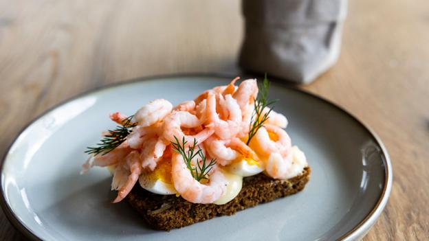 Rejemaden er en klassiker i det danske smørrebrødskøkken. Men den skal have noget mayo. <i>Foto: Kim Dahl Hansen</i>