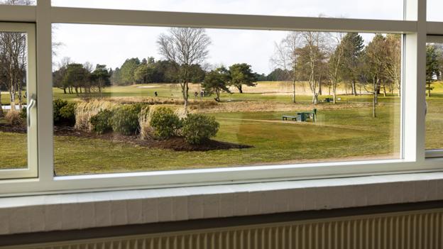 Udsigten til golfbanen kan nås fra mange af restaurantens vinduer. <i>Foto: Kim Dahl Hansen</i>