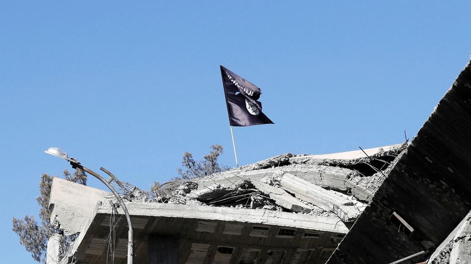 Et IS-flag i Syrien. FN skønnede sidste år, at der er omkring 10.000 aktive IS-oprørere tilbage i Irak og Syrien. (Arkivfoto). <i>Erik De Castro/Reuters</i>
