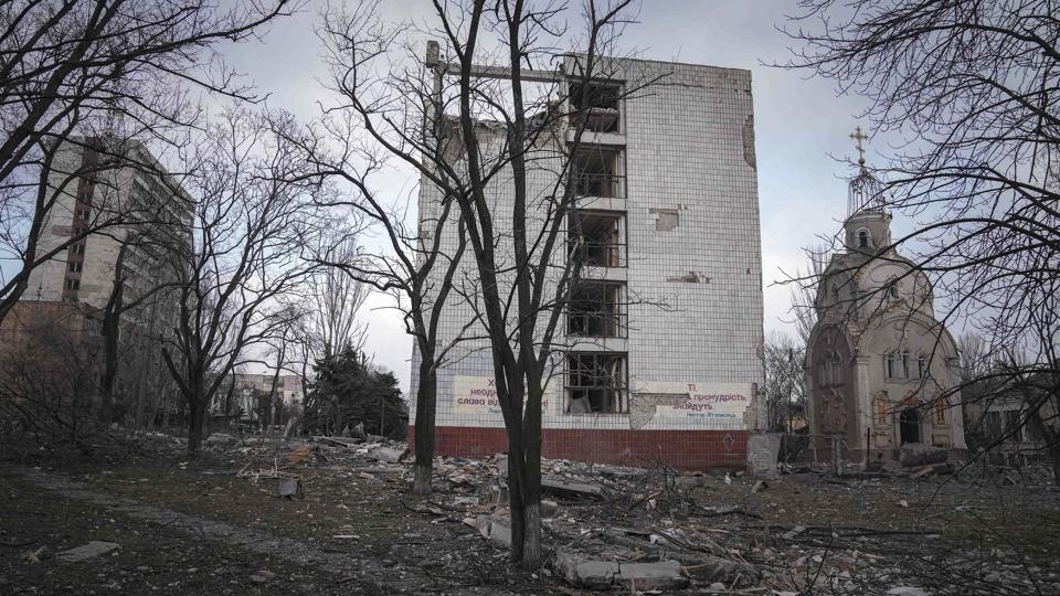 En smadret bygning i den sydlige havneby Mariupol. Russiske angreb har ødelagt for et kæmpe milliardbeløb ifølge økonomisk rådgiver. <i>Evgeniy Maloletka/Ritzau Scanpix</i>
