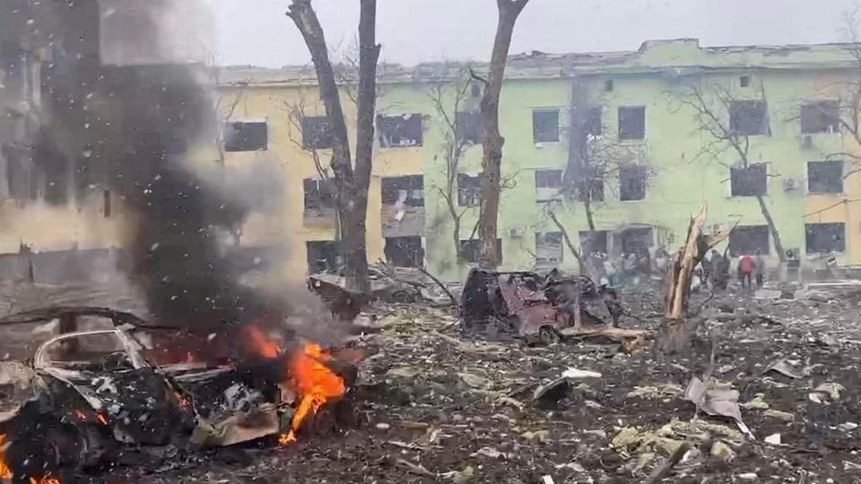 Et formodet russisk angreb mod et hospital i byen Mariupol i Ukraine har vakt fordømmelse og fået det meste af Europa til at tage de store gloser i brug. Her ses billeder ved hospitalsbygningen onsdag. <i>National Police Of Ukraine/Reuters</i>
