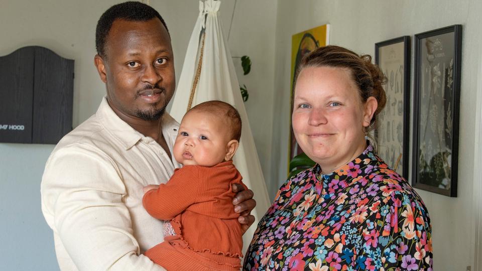Benson Appiah og Liane Løth med familiens tredje barn, Viola.  <i>Foto: Henrik Louis</i>
