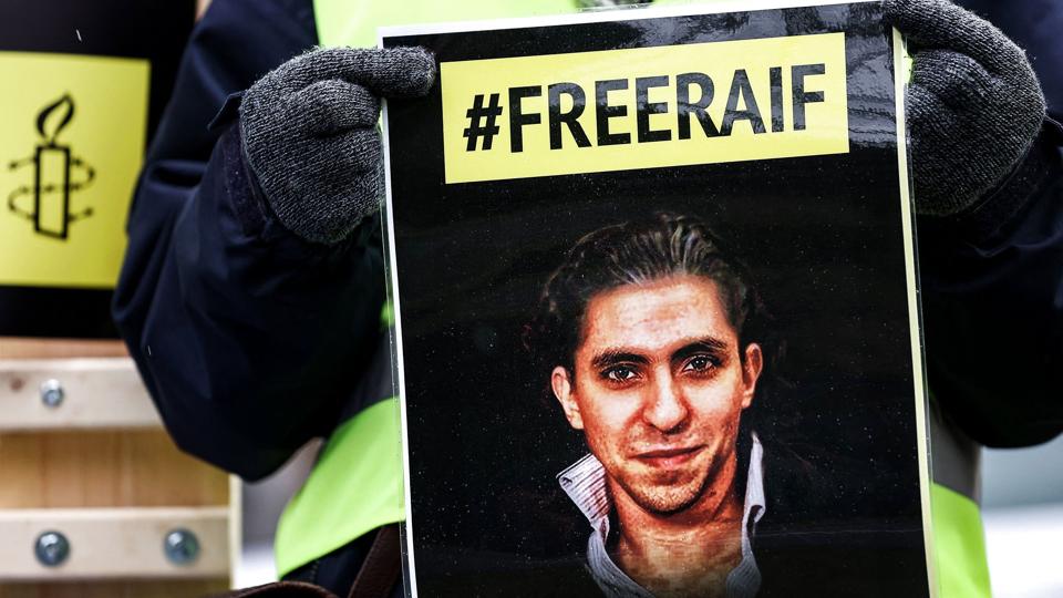 Menneskerettighedsaktivisten Raif Badawi er fredag blevet løsladt efter ti år i fængsel for kritik af islam. Hans søster Samar Badawi blev sammen med aktivisten Nassima al-Sadah fængslet i 2018, men løsladt i 2021. De må dog ikke forlade Saudi-Arabien, og samme forbud risikerer Raif Badawi at løbe ind i, vurderer Amnesty. (Arkivfoto). <i>Kenzo Tribouillard/Ritzau Scanpix</i>