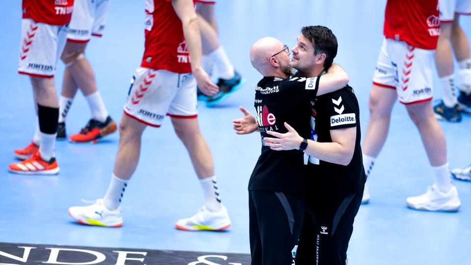 Lige nu er de sammen om at kæmpe for guld til Aalborg Håndbold, men i august står Stefan Madsen og Arnor Atlason overfor hinanden som modstandere. <i>Arkivfoto: Torben Hansen</i>