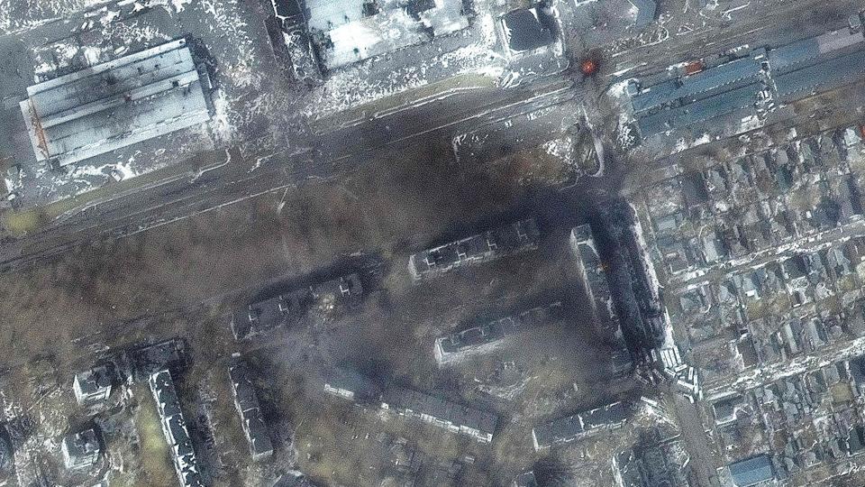 Et satellitbillede offentliggjort lørdag viser omfattende ødelæggelser i et boligområde i den ukrainske havneby Mariupol. <i>-/Ritzau Scanpix</i>
