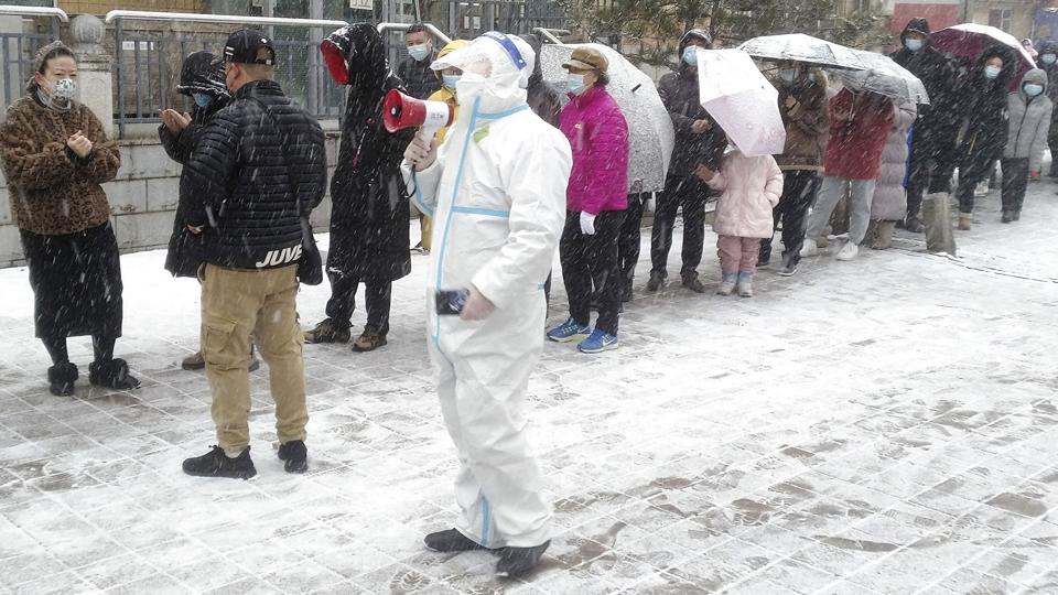 Lørdag stod indbyggere i byen Changchun i Jilin-provinsen i lange køer i snevejret for at blive testet for coronavirus. <i>Uncredited/Ritzau Scanpix</i>