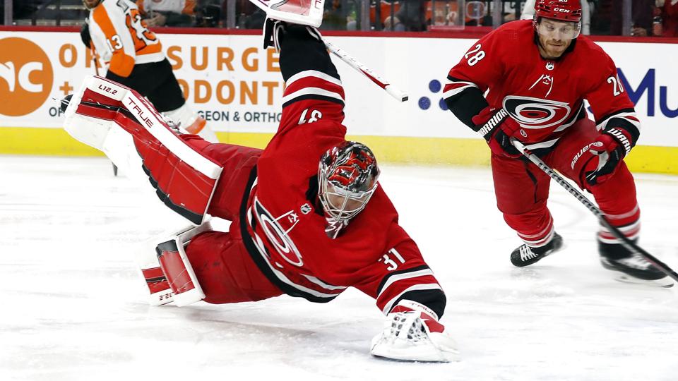 Frederik Andersen redder et skud fra Philadelphia Flyers' Kevin Hayes. Carolina Hurricanes vandt 3-1. <i>Karl B Deblaker/Ritzau Scanpix</i>