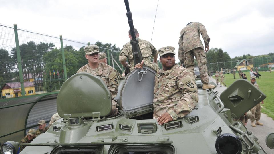 Ukraines Center for International Fredsbevarelse og Sikkerhed (IPSC) i Javoriv er søndag tidlig morgen blevet angrebet, skriver flere medier. Det er et stort militæranlæg, som træner soldater til fredsbevarende missioner. Her ses soldater under en øvelse på militærcentret i 2015. <i>Pavlo Palamarchuk/Ritzau Scanpix</i>