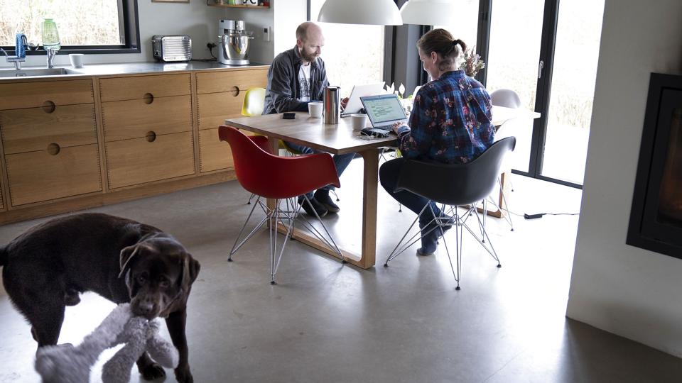 På grund af den aktuelle energisituation bør mange hjem igen omdannes til arbejdspladser, mener fagforeningen ASE (Arkivfoto). <i>Liselotte Sabroe/Ritzau Scanpix</i>
