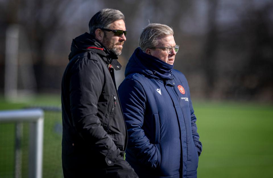 Sportschef Inge André Olsen (tv.) kan formentlig snart tilføje nogle forstærkninger til cheftræner Lars Friis' trup. <i>Arkivfoto: Torben Hansen</i>