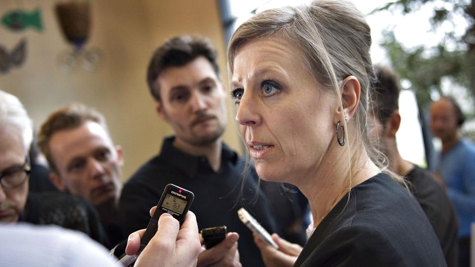 Her ses Trine Pertou Mach omgivet af journalister, da hun var med i SF. Billedet er fra SF's ekstraordinære landsmøde i Kolding 1. marts 2014, hvor partiet skulle vælge ny formand. Det var, omtrent en måned efter at SF var trådt ud af regeringen. <i>Henning Bagger/Ritzau Scanpix</i>