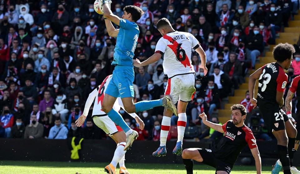 Det var ikke en stor søndag for Sevilla, der spillede 1-1 mod Rayo Vallecano. Danske Thomas Delaney, der her er i græsset efter en dødbold, stod for Sevillas udlignende mål. <i>Gabriel Bouys/Ritzau Scanpix</i>
