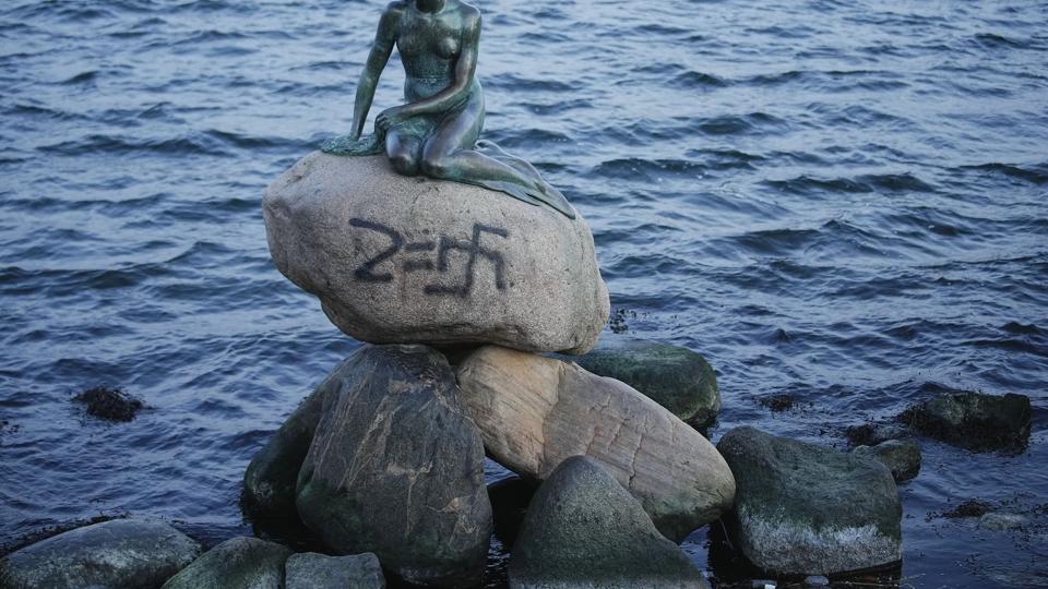 Statuen af Den Lille Havfrue i København er blevet udsat for hærværk. Der er malet et hagekors og bogstavet Z på den sten, hvor hun sidder. <i>Martin Sylvest/Ritzau Scanpix</i>