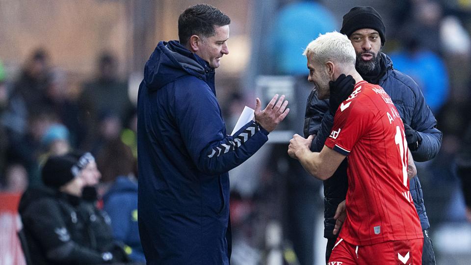 AGF's cheftræner, David Nielsen, giver nytilkomne Jack Wilshere et kram efter englændernes udskiftning mod Brøndby. <i>Claus Bech/Ritzau Scanpix</i>