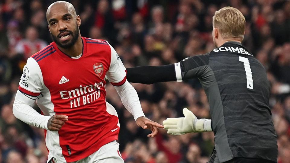 Alexandre Lacazette vandt duellen med Kasper Schmeichel fra pletten, og Arsenal dukkede Leicester i Premier League. <i>Glyn Kirk/Ritzau Scanpix</i>