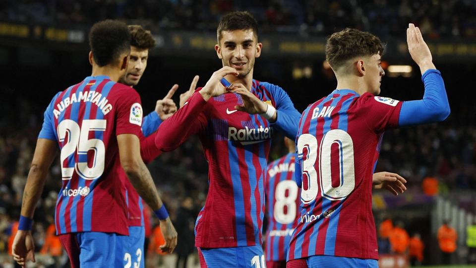Ferrán Torres fejrer sit andet mål i Barcelonas stensikre sejr over Osasuna. <i>Albert Gea/Reuters</i>