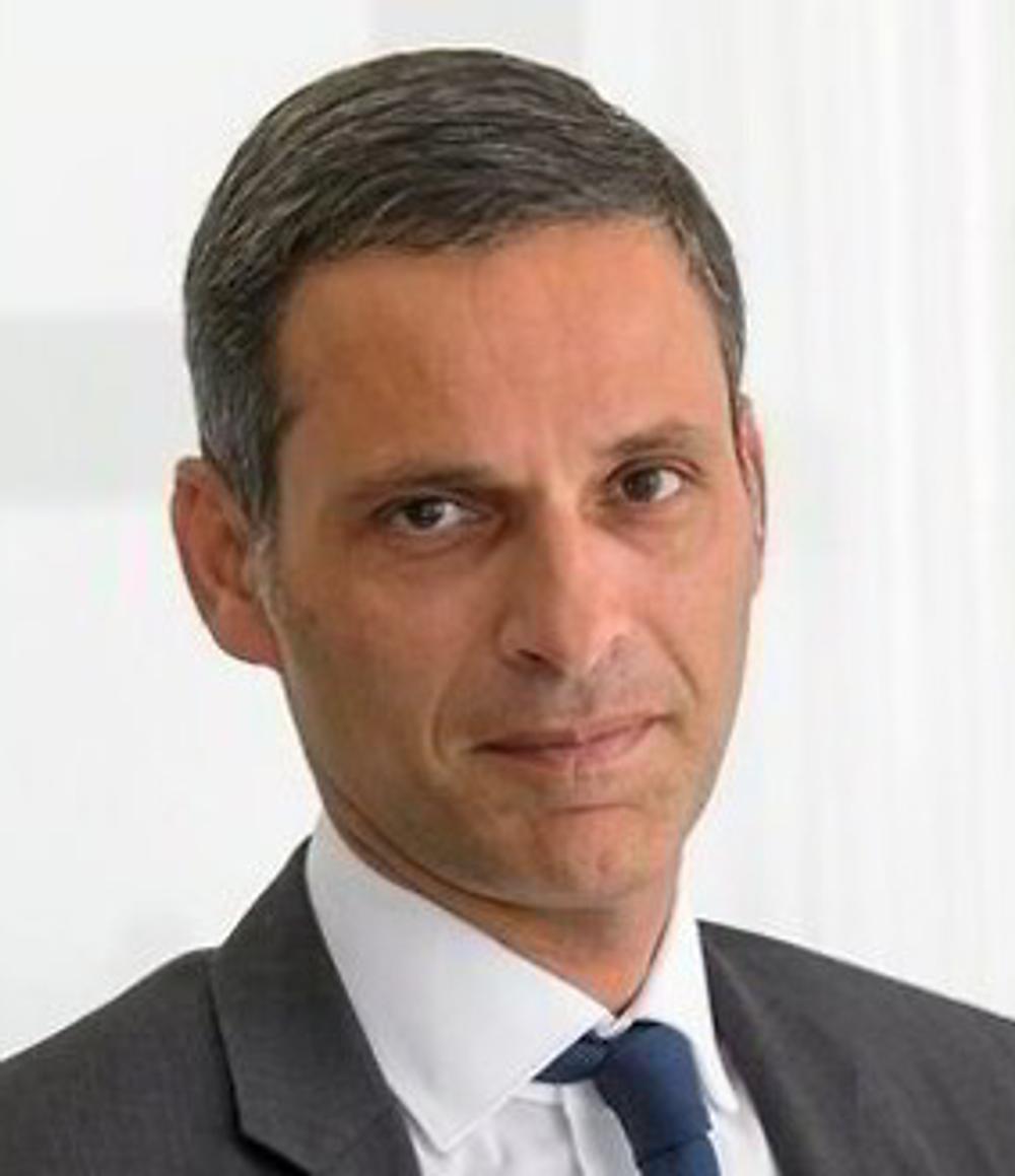 Adm. direktør i CMA CGM Rodolphe Saadé tilskriver koncernens diverse forretningsområder æren for, at indtjeningen ikke falder voldsommere i et ustabilt fragtmarked. Adm. direktør i CMA CGM Rodolphe Saadé tilskriver koncernens diverse forretningsområder æren for, at indtjeningen ikke falder voldsommere i et ustabilt fragtmarked.