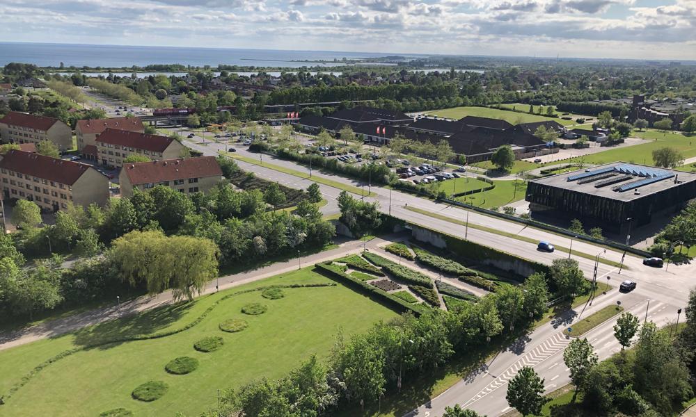 Tiden er i dag løbet fra nogle af Brøndby Strands friarealer, funktioner og strukturer og Brøndby Kommune er i fuld gang med arbejdet med planer om at løfte bydelen ved Køge Bugt ind i fremtiden. Tiden er i dag løbet fra nogle af Brøndby Strands friarealer, funktioner og strukturer og Brøndby Kommune er i fuld gang med arbejdet med planer om at løfte bydelen ved Køge Bugt ind i fremtiden.