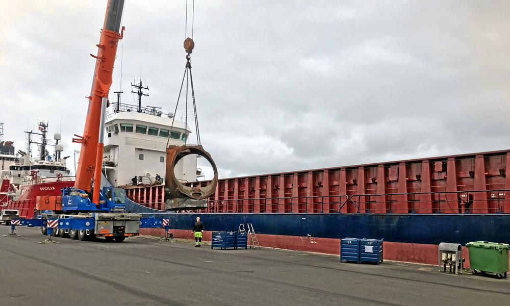 Hos det store logistikforetagende Blue Water Shipping, er tilstedeværelsen i Hirtshals af stor vigtighed, for her gælder det firmaets forbindelser til især det norske og det nordatlantiske marked. Hos det store logistikforetagende Blue Water Shipping, er tilstedeværelsen i Hirtshals af stor vigtighed, for her gælder det firmaets forbindelser til især det norske og det nordatlantiske marked.