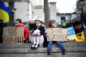 Kræftsyge børn er fløjet fra Ukraine til Storbritannien