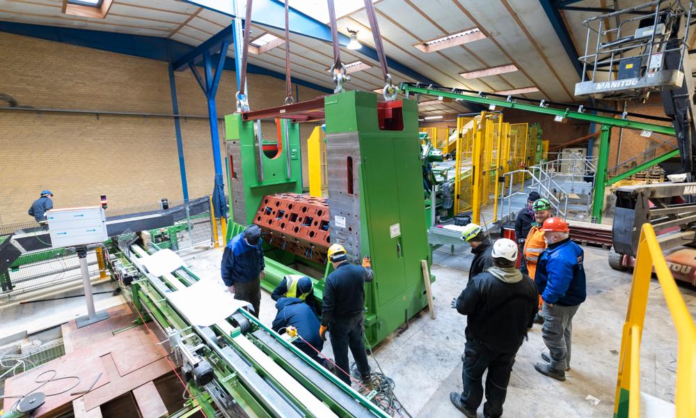 Installation af ny presse hos Højslev Teglværk, en af investeringerne i Randers Tegl-koncernen. Installation af ny presse hos Højslev Teglværk, en af investeringerne i Randers Tegl-koncernen.