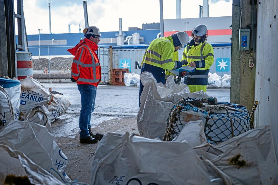 Den bjærgede havplast samles i sække for videre transport. Foto: Den bjærgede havplast samles i sække for videre transport. Foto: