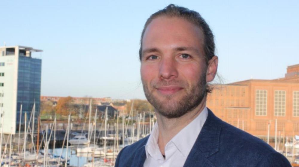 - Hvis chaufføren læser nummeret forkert eller ikke kan finde den rigtige plads, bliver traileren placeret et andet sted end det, der er noteret i systemet, siger Mads Bentzen Billesø, Innovation Lead i DFDS Innovation & Partnerships - Hvis chaufføren læser nummeret forkert eller ikke kan finde den rigtige plads, bliver traileren placeret et andet sted end det, der er noteret i systemet, siger Mads Bentzen Billesø, Innovation Lead i DFDS Innovation & Partnerships