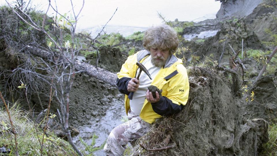 Russisk forsker studere smeltende permafrost nær Tjerski i det nordøstlige Sibirien. Et internationalt forskningsprojekt med kortlægning af stabiliteten i Sibiriens tundra er nu i fare for at blive afbrudt som følge af Ruslands invasion af Ukraine. (Arkivfoto) <i>Staff/Reuters</i>