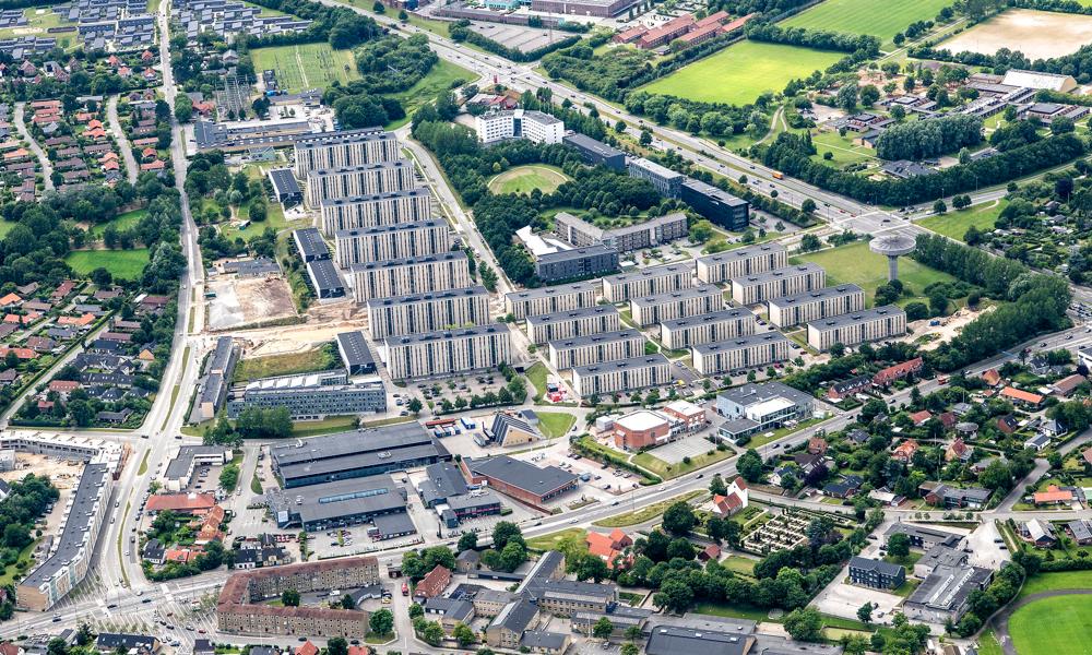 Bispehaven er et boligkompleks med høje betonblokke i syv etagers højde. Bygningerne er opført i 1970-73 og udgøres af 880 boliger med knap 2.300 beboere. Bispehaven er et boligkompleks med høje betonblokke i syv etagers højde. Bygningerne er opført i 1970-73 og udgøres af 880 boliger med knap 2.300 beboere.