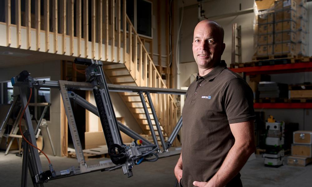 Peter Hartvigsen er stifter af Kobots og skærerobotten Amigo. Han har flere automatiserede løsninger på vej til brug i byggeindustrien. Peter Hartvigsen er stifter af Kobots og skærerobotten Amigo. Han har flere automatiserede løsninger på vej til brug i byggeindustrien.