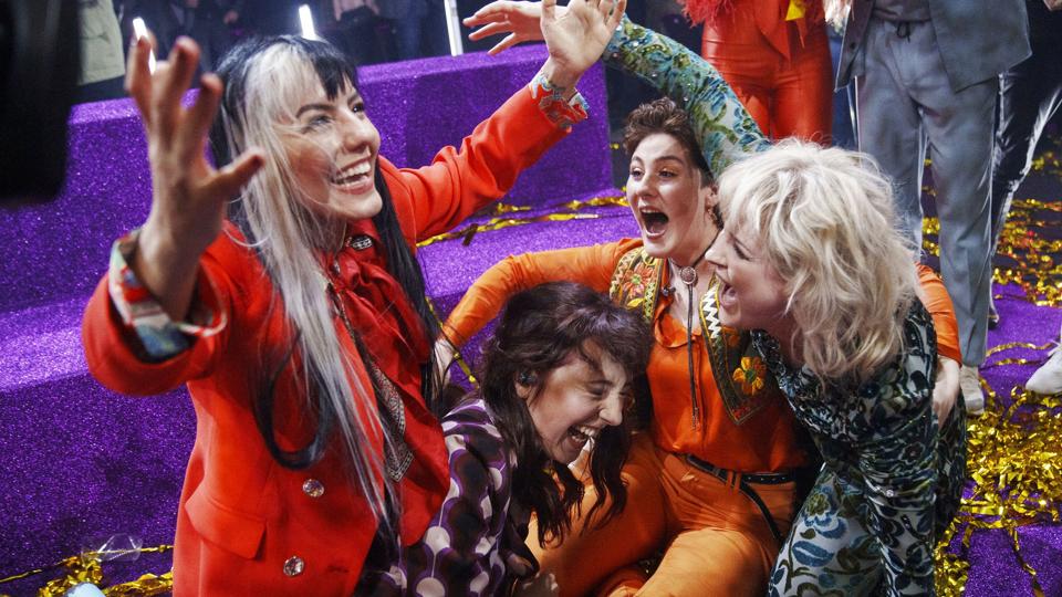 Konfettien dryssede ned over rockkvartetten Reddi, der med nummeret "The Show" snuppede sejren ved Dansk Melodi Grand Prix 2022 lørdag den 5. marts foran et fyldt Jyske Bank Boxen i Herning. <i>Bo Amstrup/Ritzau Scanpix</i>