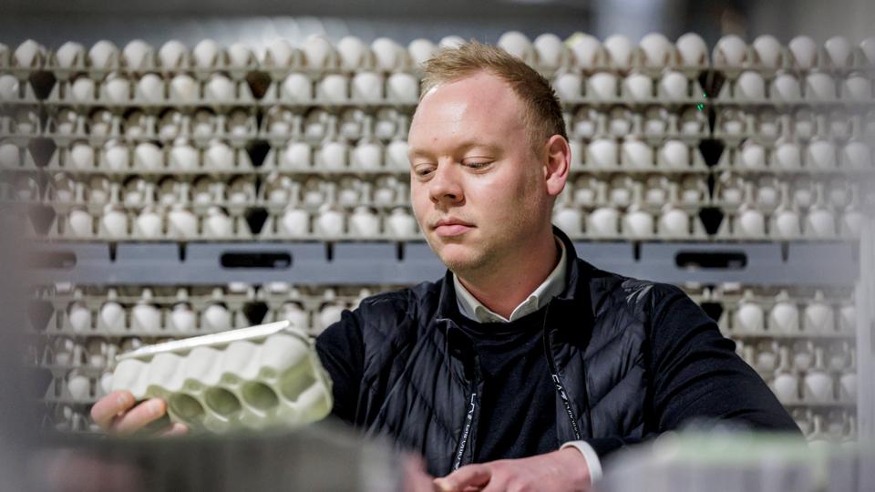 Kristian Ramstad i produktionen. Virksomheden sælger cirka to milliarder æg om året. <i>Foto: Martin Damgård</i>