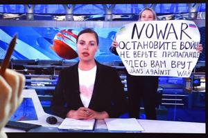 Russisk journalist er løsladt efter protest på stats-tv
