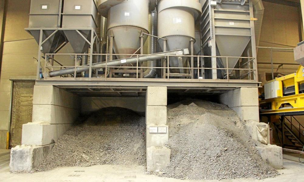 Scanmetals modtager og behandler 30.000 ton slagger årligt fra affaldsforbrændingsanlæg i hele Skandinavien. Foto/Simon Dinsen Hansen. Scanmetals modtager og behandler 30.000 ton slagger årligt fra affaldsforbrændingsanlæg i hele Skandinavien. Foto/Simon Dinsen Hansen.
