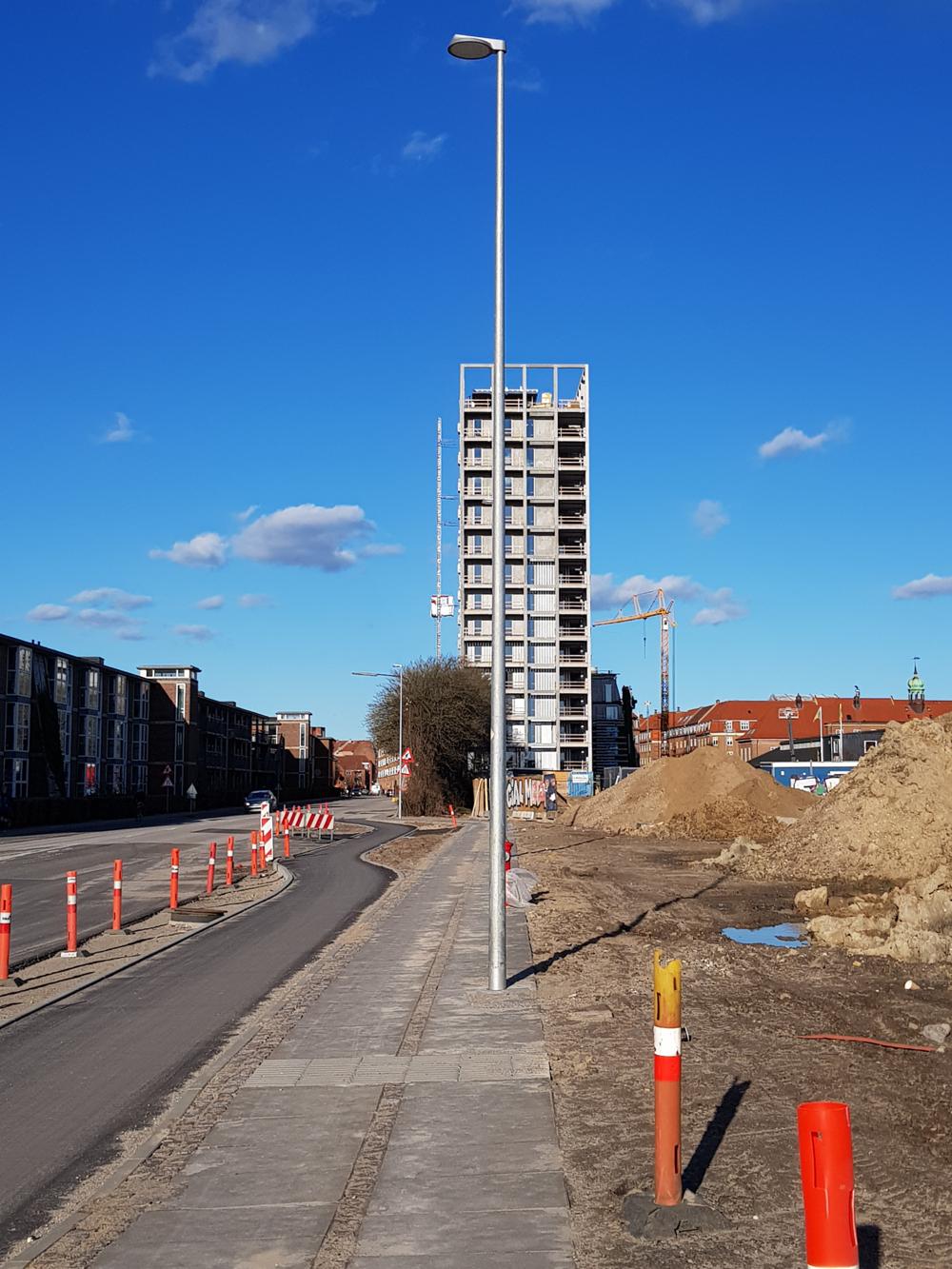 Byggeriet af Æggepakkeriet på Godsbanen i Aarhus - her det høje hus med inspiration fra byens rådhustårn - har Kaj Ove Madsen A/S Aarhus også haft en afgørende rolle omkring. Byggeriet af Æggepakkeriet på Godsbanen i Aarhus - her det høje hus med inspiration fra byens rådhustårn - har Kaj Ove Madsen A/S Aarhus også haft en afgørende rolle omkring.