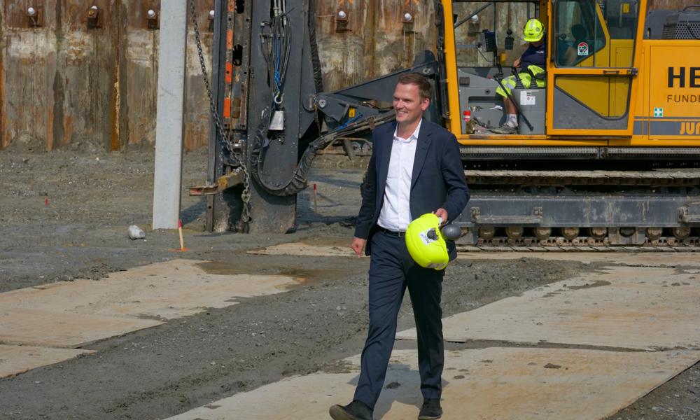 Direktør i Brabrand Boligforening Kristian Würtz ser frem til, at entreprenørkæmpen NCC opgraderer og modernisere blokkene i Gellerupparken. Direktør i Brabrand Boligforening Kristian Würtz ser frem til, at entreprenørkæmpen NCC opgraderer og modernisere blokkene i Gellerupparken.