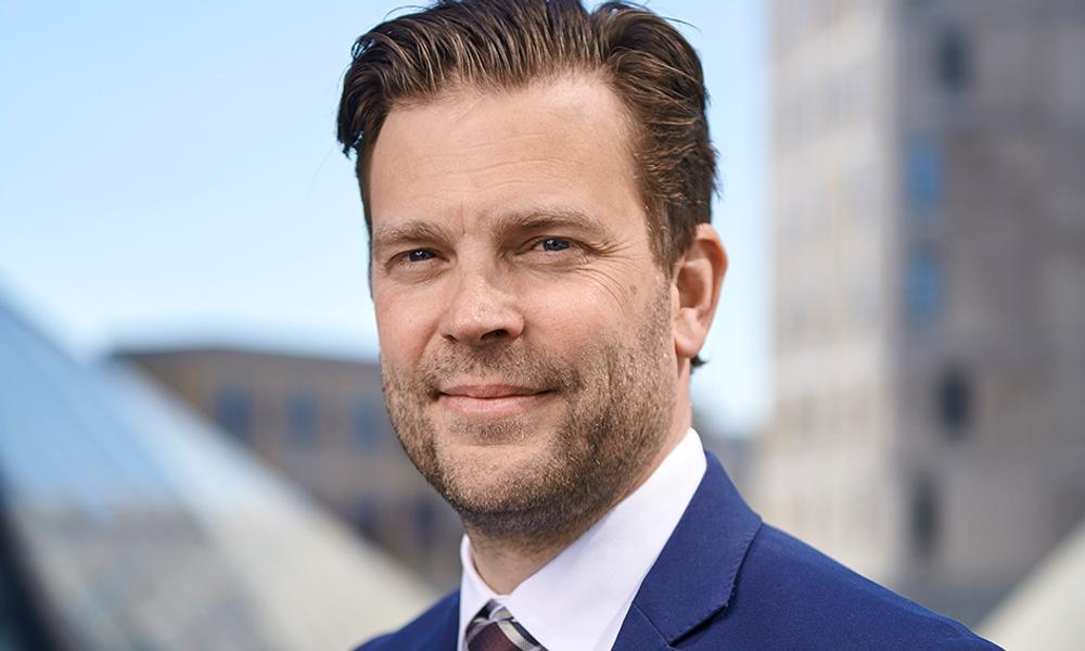 Mads Raaschou, bestyrelsesleder i DI Byggeri Hovedstaden, fortæller, at straksbetaling længe har været efterspurgt blandt Dansk Industris medlemmer. Mads Raaschou, bestyrelsesleder i DI Byggeri Hovedstaden, fortæller, at straksbetaling længe har været efterspurgt blandt Dansk Industris medlemmer.