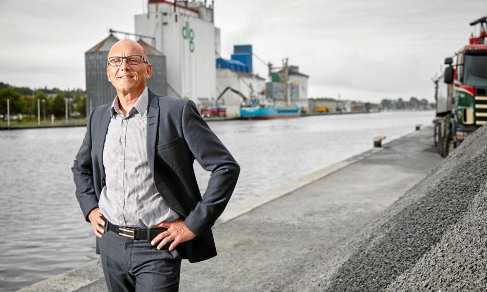 Havnedirektør i Randers, John Morgen, står klar til at hjælpe Randers Kommune med at tage imod jord fra Nordic Waste. De skal nemlig bruge større mængder jord i forbindelse med udvidelsen af Randers Havn. Havnedirektør i Randers, John Morgen, står klar til at hjælpe Randers Kommune med at tage imod jord fra Nordic Waste. De skal nemlig bruge større mængder jord i forbindelse med udvidelsen af Randers Havn.