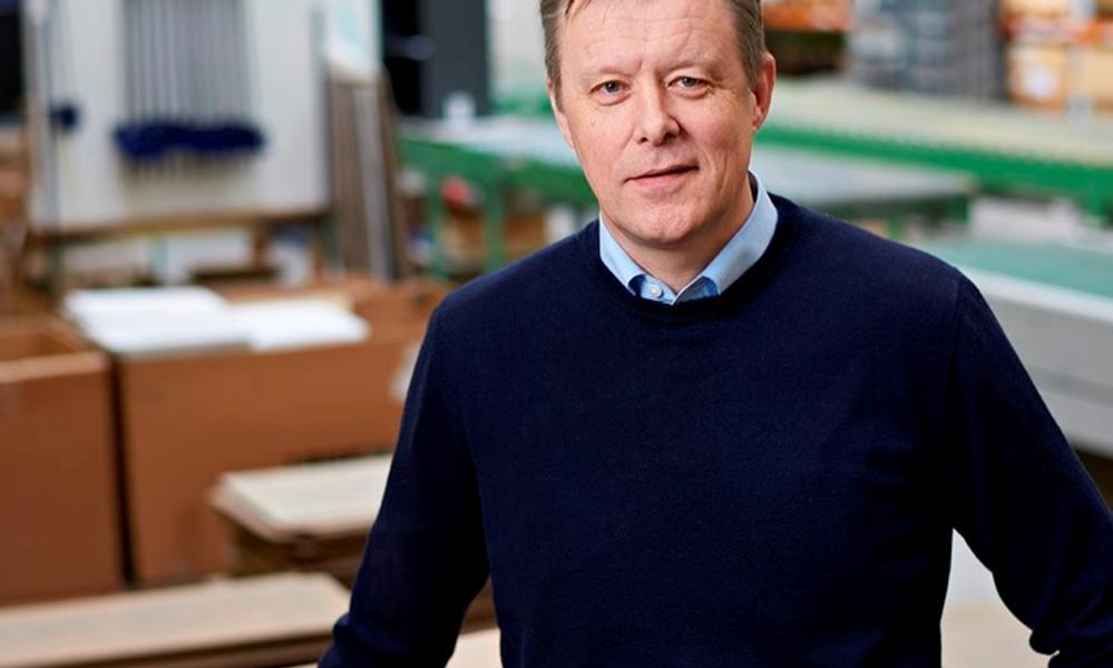 Efter længere tids sygdom har Dencon-stifter Henrik Søgaard Feld valgt at trække sig fra den daglige drift i kontormøbelvirksomheden. 