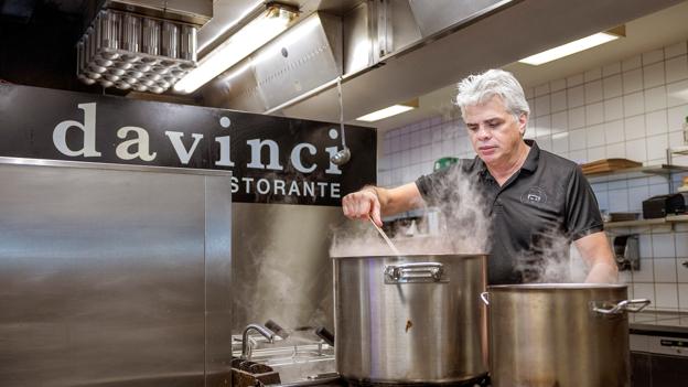 Restauratøren er selvlært kok, men har også ansat fem italienske kokke på Davinci <i>Foto: Lars Pauli</i>