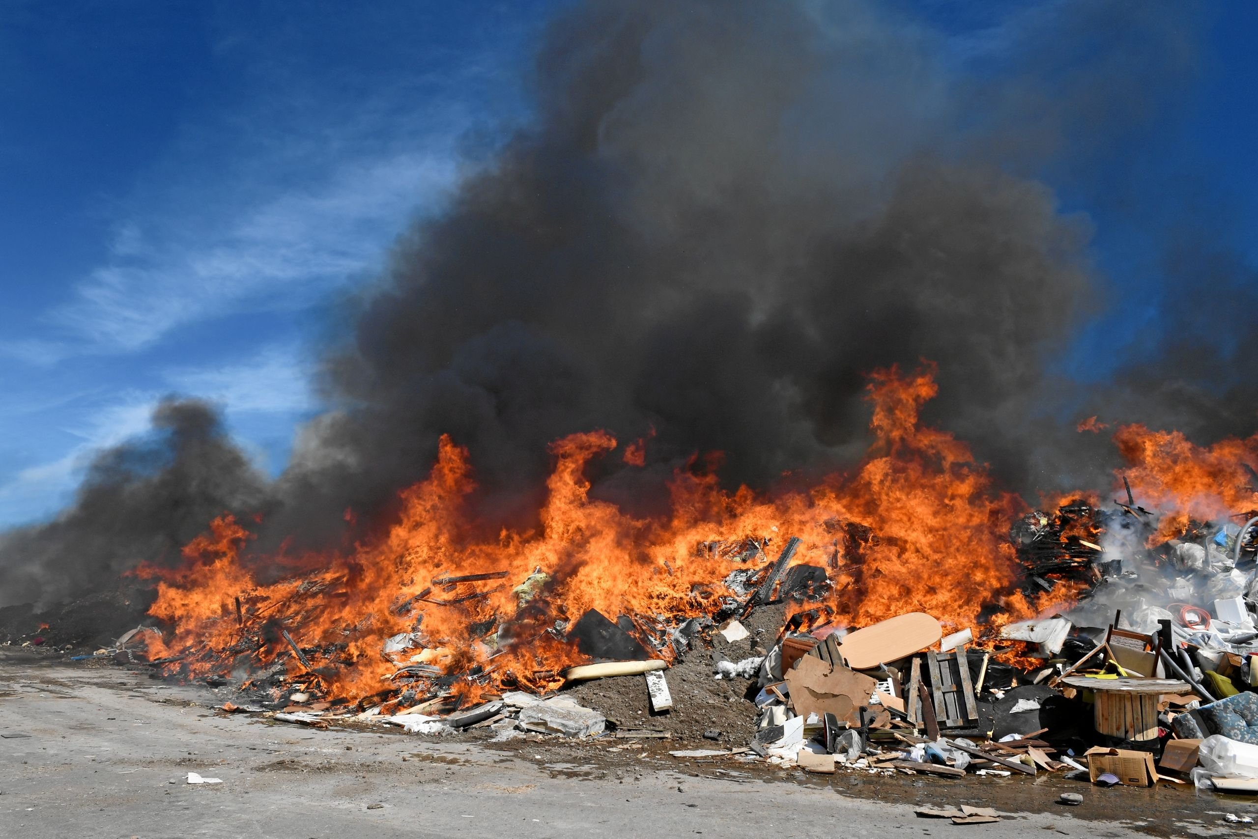 34 brandfolk kæmpede mod flammerne: Voldsom brand i affaldsoplag