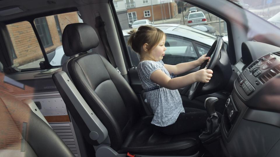 Ellinor på fire kan alt - trods sin diabetes - vil hendes forældre gerne vise hende. Men hun kan dog ikke køre bil endnu, selv om hun gerne vil.... <i>Michael Koch</i>