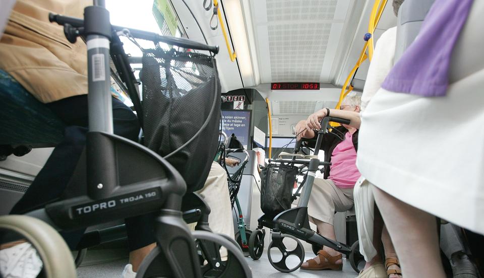 Pensionister skal kunne køre gratis med busserne i Aalborg. Det foreslår byens tre lokalråd. <i>Arkivfoto: Grete Dahl</i>